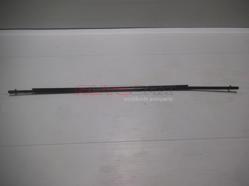 Front Right Door Glass Seal Discovery III 2004>2009