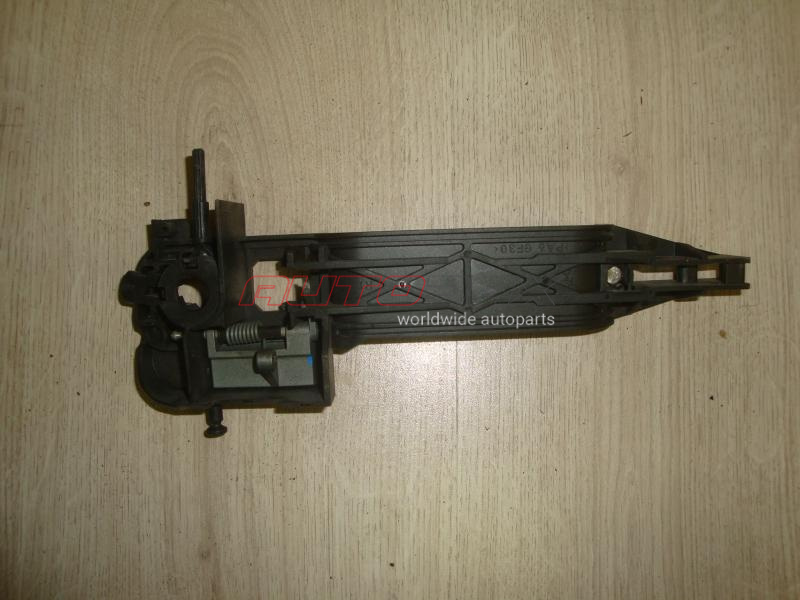 Front Right Door Handle Bracket Fusion 2002>