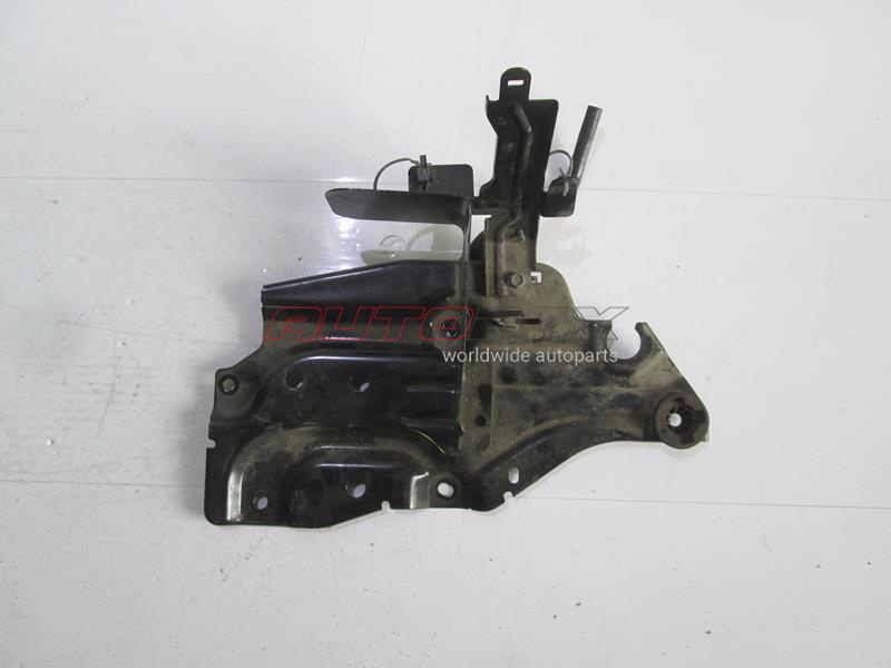 Battery Hold-Down Juke (F15) 2011>