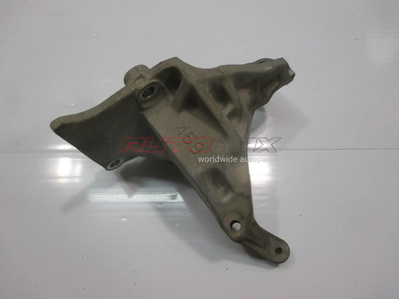 Water pump bracket Toyota Land Cruiser (150) Prado 2009>