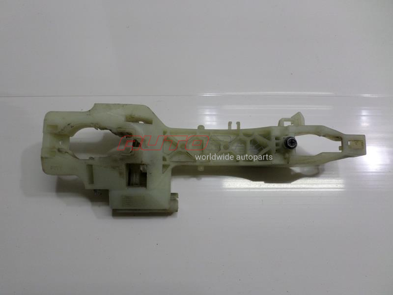 Front Right Door Handle Bracket Elantra 2011>